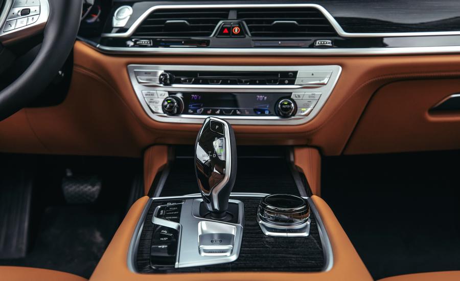 Детали интерьера BMW 750i xDrive (G11) 2019 года  (NA) (фото 22 из 40)